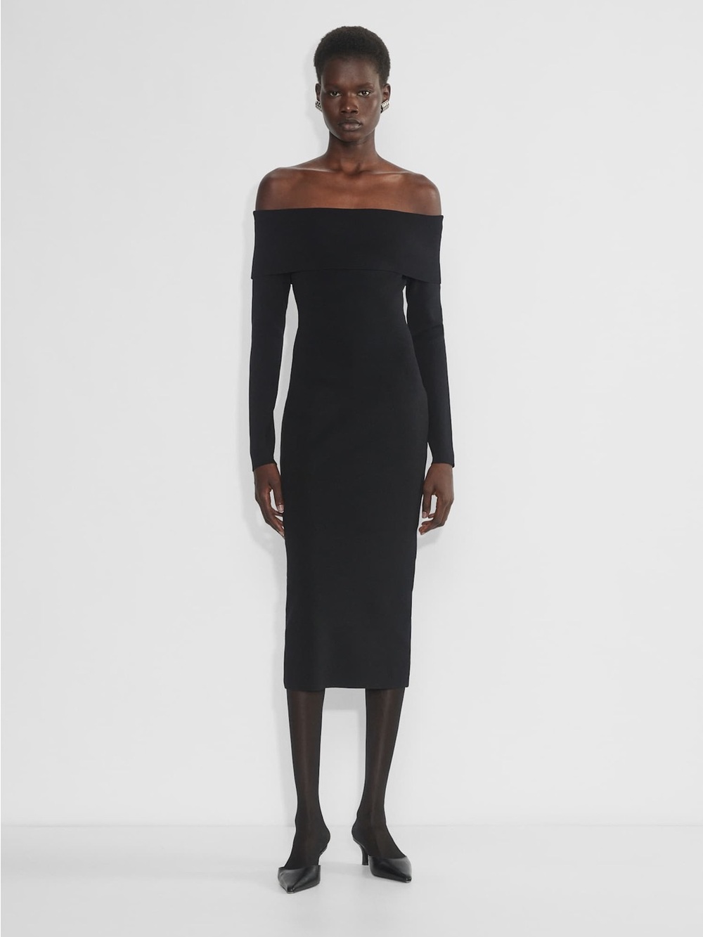 BABATON Aritzia Sculpt Knit Section Dress
Off-the-shoulder knit midi dress